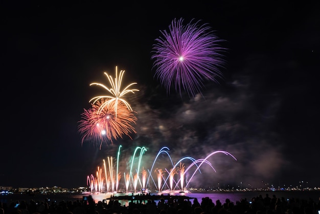 Feux d'artifice scéniques la nuit dans le port de Cannes France