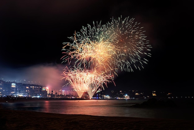 Feux d'artifice de vacances dans la ville sur la côte