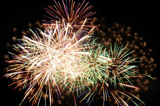 Feux d'artifice de vacances la nuit sur le ciel noir