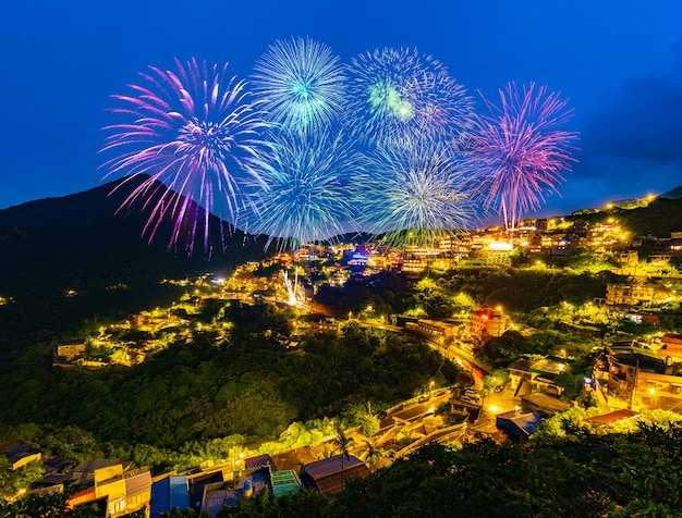 Feux d'artifice sur la vieille ville de la rue Jiufen la nuit, Taiwan