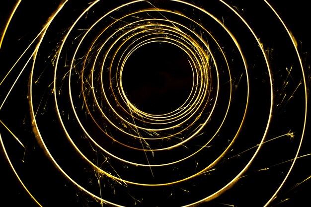 Feux circulaires avec des étincelles sur fond noir