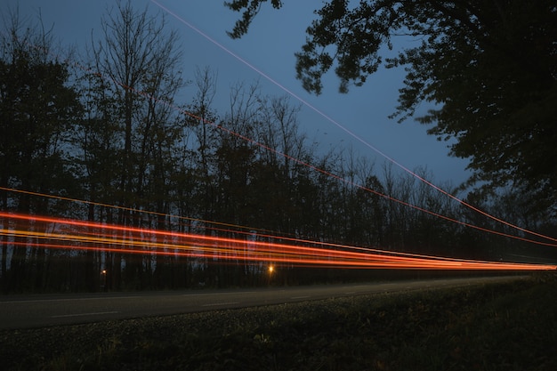 Feux de circulation au crépuscule, tournant la route