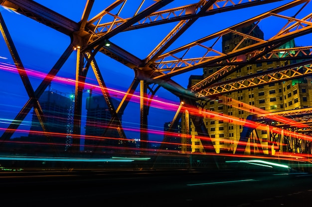 Feux de circulation de nuit à l&#39;intérieur du Garden Bridge de Shanghai en Chine.