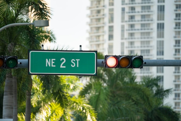 Les feux de circulation pour la régulation de la circulation au-dessus de la rue à Miami en Floride