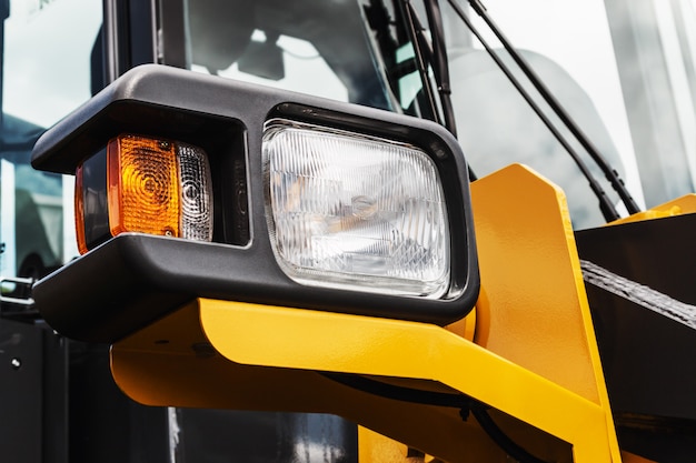 Feux de gabarit et feux arrière du tracteur ou de la pelle