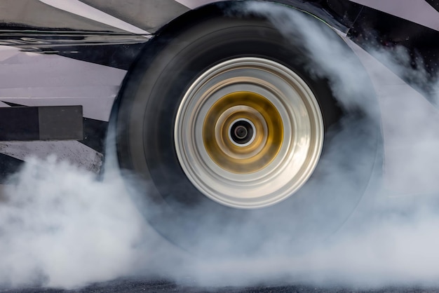 Feux de pneus de voiture avec fumée blanche Feux de roue de voitures avec fumée du pneu en rotation