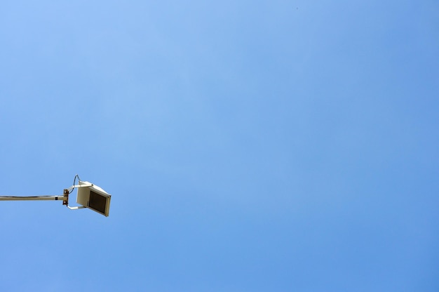 Feux de route avec fond de ciel bleu.