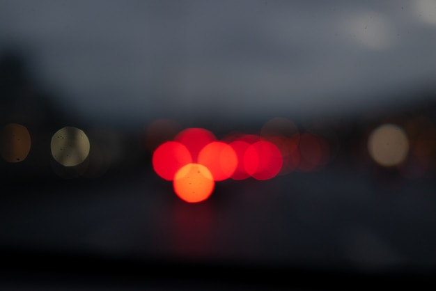 Feux de voiture flous dans le trafic du soir