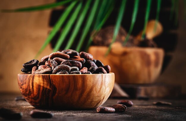 Fève de cacao non pelée sur fond rustique en bois libre Espace de copie