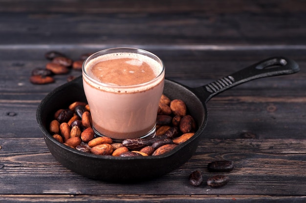 Fèves de cacao biologiques et boisson au cacao chaud horizontale