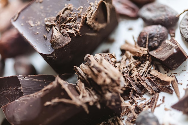 Des fèves de cacao avec du chocolat sur un fond blanc