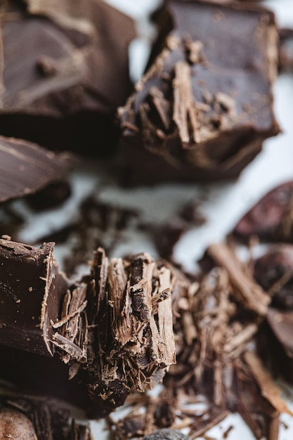 Des fèves de cacao avec du chocolat sur un fond blanc