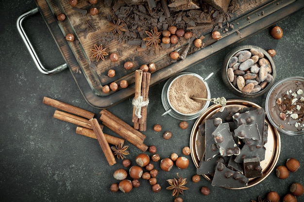 Fèves de cacao sur un vieux fond.