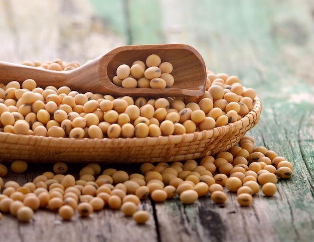 Fèves de soja dans un panier sur table en bois