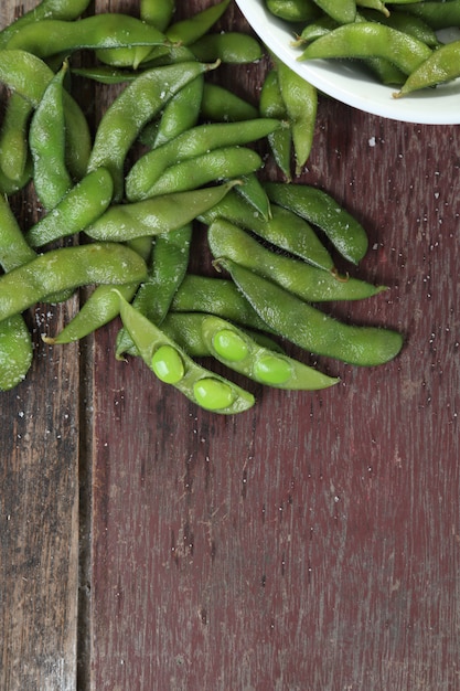 Fèves de soja Edamame sur bois