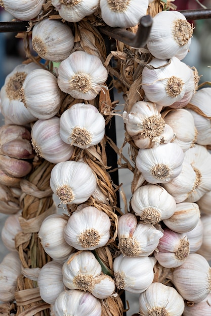 Ficelle d'ail au marché de rue