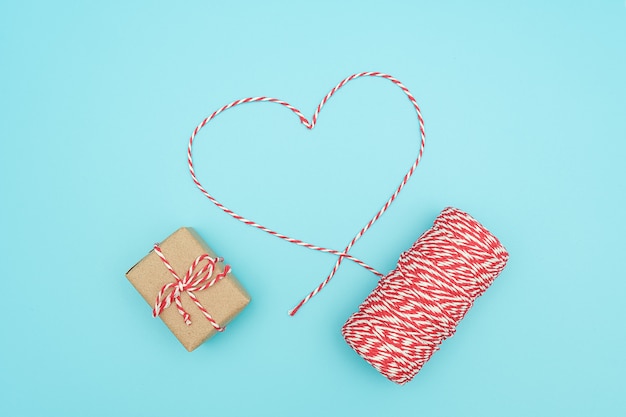 Ficelle rouge et blanche de décoration de Noël en forme de coeur et coffret cadeau. Cadeau de noël concept
