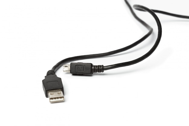 Fiche de câble USB isolée sur fond blanc