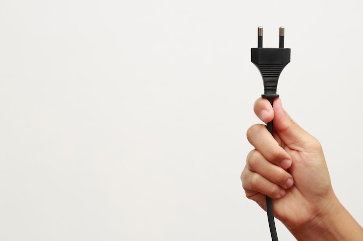 Photo fiches d'appareils électriques pleines de toutes les fiches ou fiches ensemble en raison du risque de provoquer un court-circuit dû à la chaleur élevée accumulée dans les fils