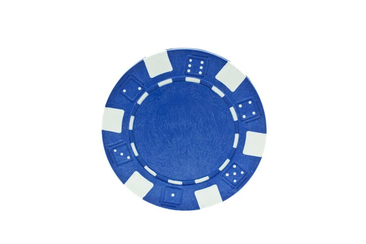 Photo fiches de poker bleues isolées