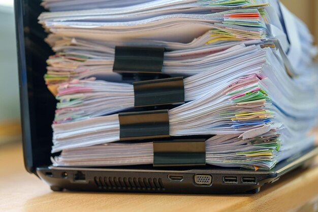 Fichier dans la pile de base de données du rythme des documents sur un ordinateur portable sur le bureau