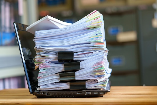 Fichier dans la pile de base de données du rythme des documents sur un ordinateur portable sur le bureau