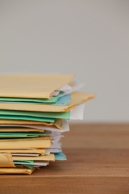 Fichiers sur un bureau en bois