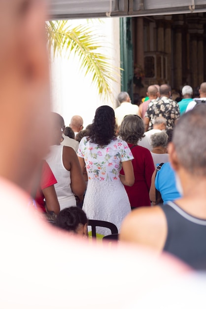 Photo des fidèles catholiques prient pendant la messe à santa luzia à l'église pilar dans la ville de salvador bahia