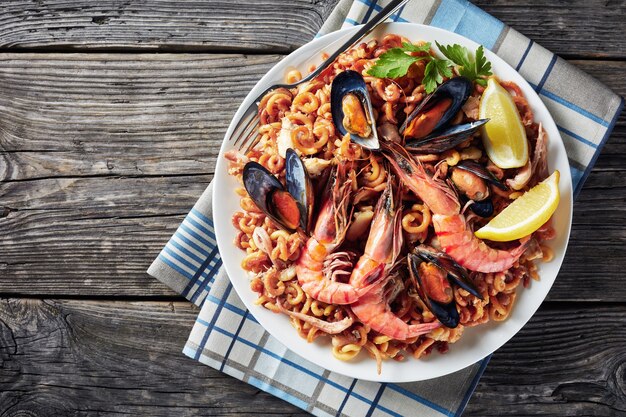 Fideua espagnole, une paella de nouilles aux fruits de mer