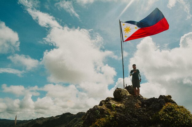 Photo un fier philippin debout sur le sommet
