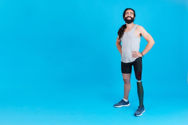 Fier sportif homme debout avec une prothèse de jambe