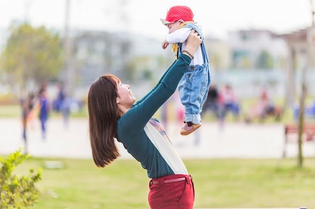 Fière maman jouant avec son bébé