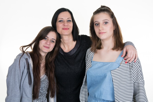 Fière mère souriante et ses deux adolescentes