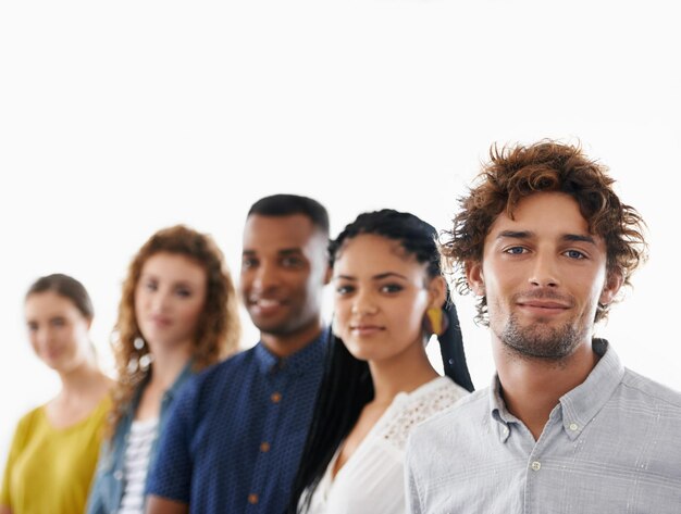 Une fierté heureuse et une équipe d'hommes d'affaires en studio avec une unité de collaboration ou une diversité Un sourire confiant et un portrait d'un groupe de designers créatifs isolés par un fond blanc avec un espace de maquette