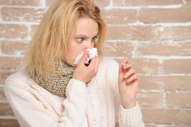 Photo la fièvre s'est calmée femme malade tenant un thermomètre de fièvre jolie femme malsaine souffrant de chaleur de la fièvre jolie fille malade mesurant la température corporelle devenir malade avec le rhume ou la grippe