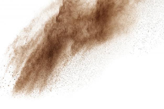 Photo figer le mouvement de la poudre brune qui explose. dessin abstrait de nuage de poussière marron sur fond blanc.