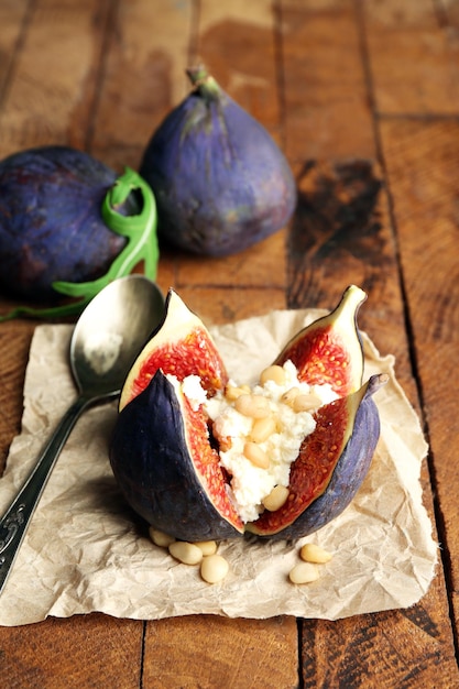 Figue sucrée mûre avec du fromage cottage sur fond de bois