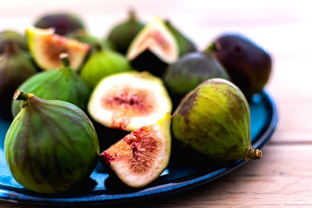 Photo des figues sur une assiette ficus carica