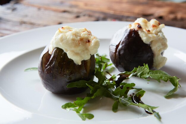 Figues au four avec fromage de chèvre sur table en bois