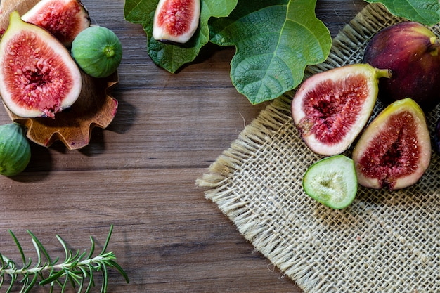 Figues aux feuilles vertes sur une table en bois