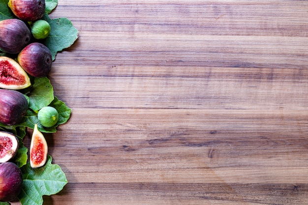 Figues sur bois rustique