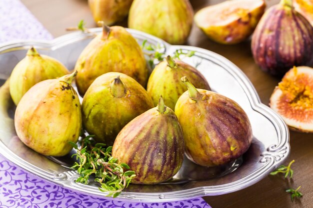 Figues de Californie bio sur table en bois.