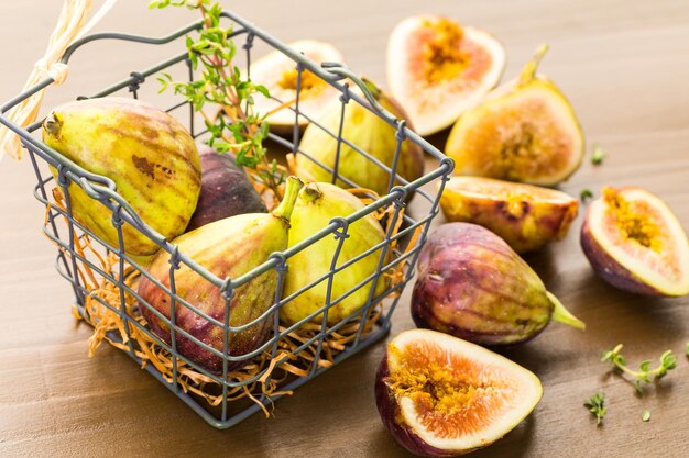 Figues de Californie bio sur table en bois.