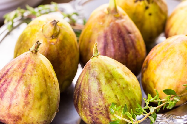 Figues de Californie bio sur table en bois.