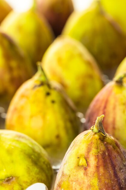 Figues de Californie biologiques dans une caisse en plastique sur une table en bois.