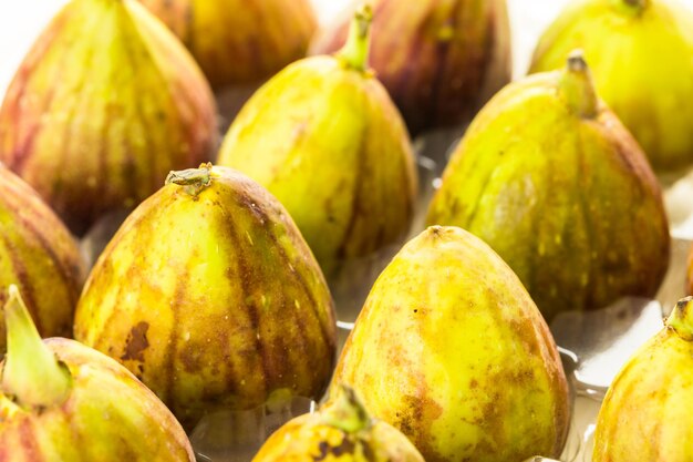 Figues de Californie biologiques dans une caisse en plastique sur une table en bois.