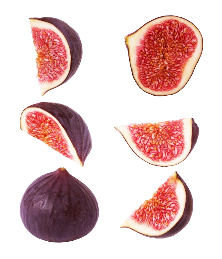 Photo figues coupées en morceaux sur fond blanc