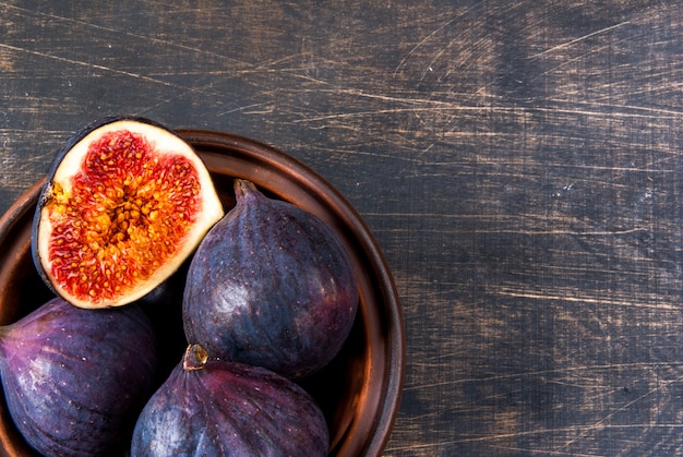 Figues crues mûres sur une table en bois noir