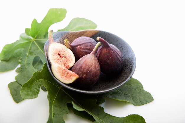 Figues dans un bol avec feuille de vigne