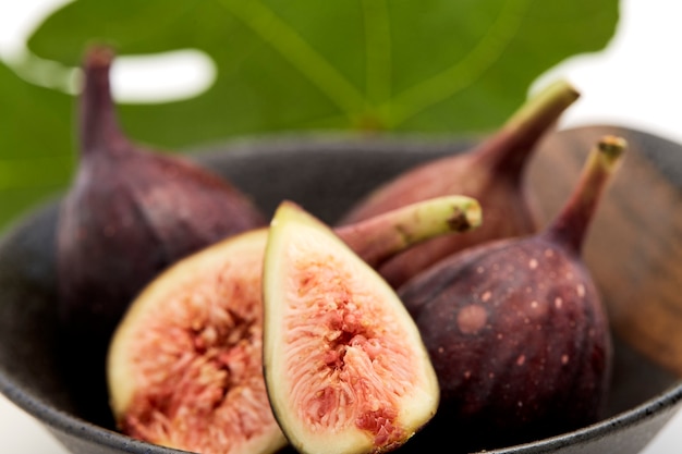 Figues dans un bol avec feuille de vigne